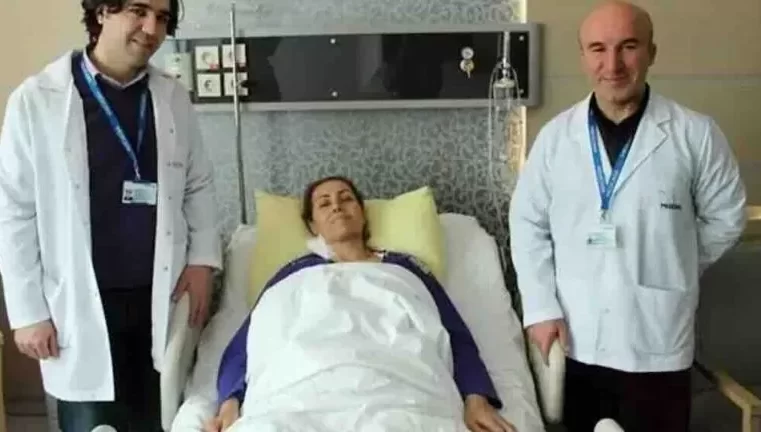 Karnı Ağrıyan Kadın Doktora Gitti