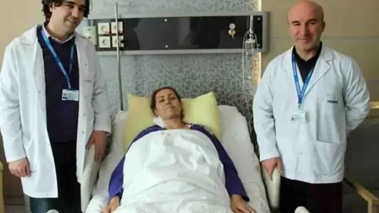 Karnı Ağrıyan Kadın Doktora Gitti