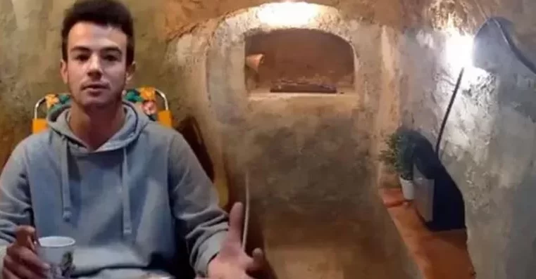 Babasına Kızıp