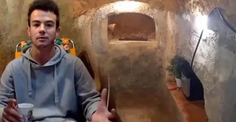 Babasına Kızıp