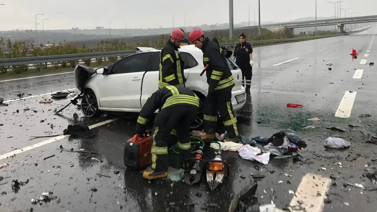Kontrolden çıkan araç menfeze savruldu