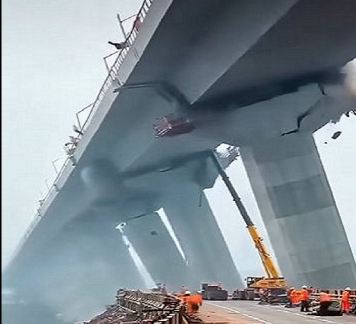 Dev bir yatırım projesi olarak tanıtılan köprü inşaatında akşam saatlerinde