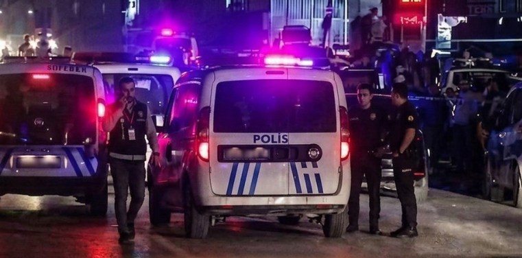 Ünlü şarkıcı canlı yayında