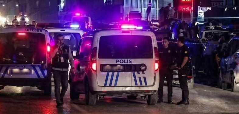 Ünlü şarkıcı canlı yayında