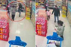 Bir marketin güvenlik kamerasına yansıyan görüntüler