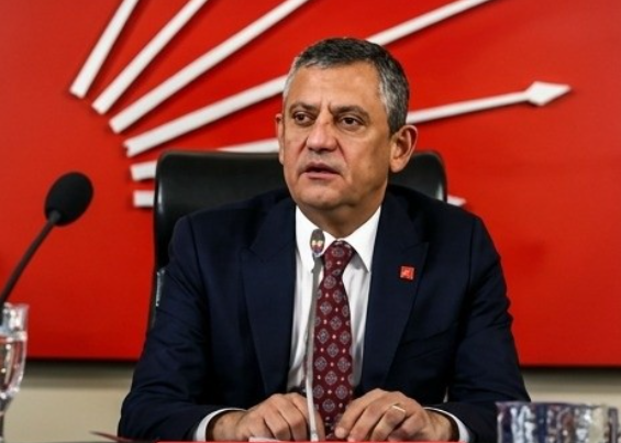 Özel Ekibiyle O Partiye Geçiyor