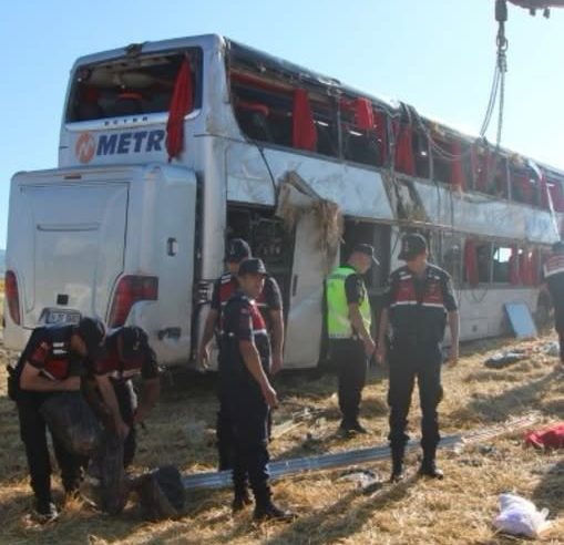 Çift katlı otobüs devrildi!