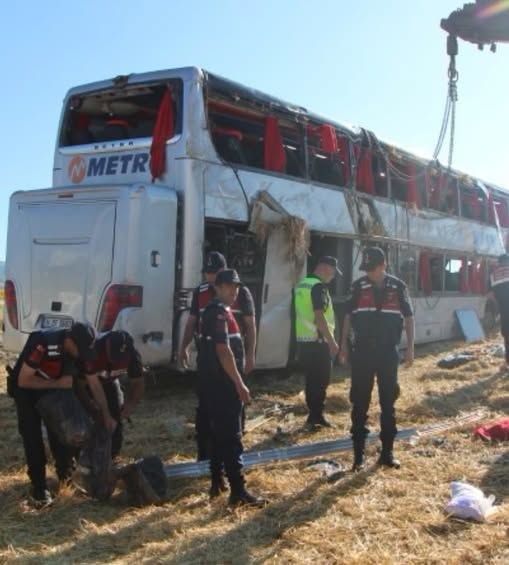 Çift katlı otobüs devrildi!