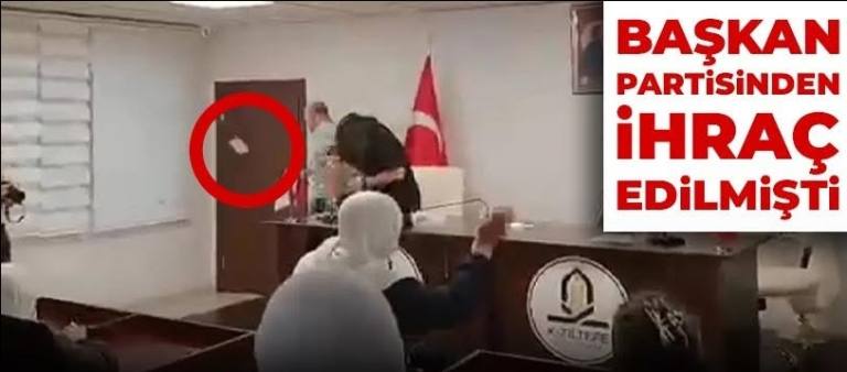Belediye toplantısında yumurtalı protesto!