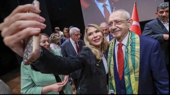 Kılıçdaroğlu’yla özçekim yapan kadın Bakın Kim Çıktı CHP’nin İstanbul’daki üye katılım töreninde Kemal Kılıçdaroğlu ile özçekim yapan kişi meğerse