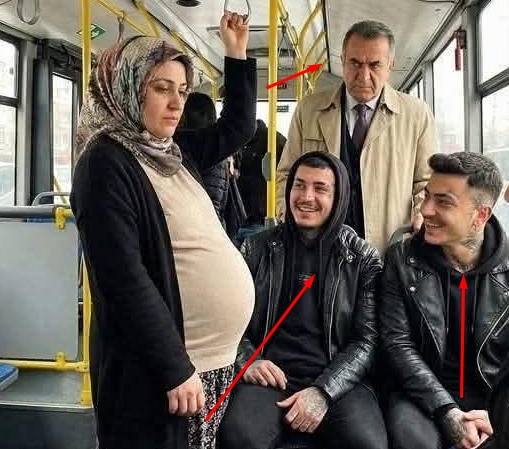 herkesin bir an önce evine ulaşmaya çalıştığı saatlerde belediye otobüsü ağzına kadar doluydu