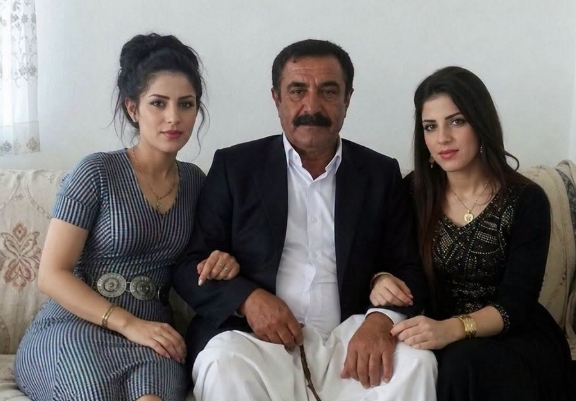 Konağın yüksek taş duvarları ardında fısıltılar hiç dinmezdi; fakat bu akşam, vadiden esen serin rüzgar pencerelerdeki tülleri savururken içimde adını koyamadığım bir yangın tutuşmuştu.
