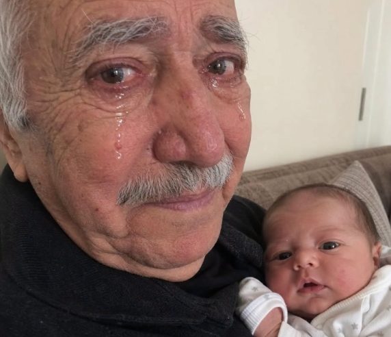 Doğum yaptıktan sonra bebeğimi beni büyüten dedemle tanıştırmak için yanına götürdüm