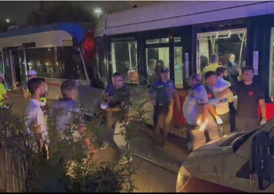 Tramvaylar kafa kafaya çarpıştı