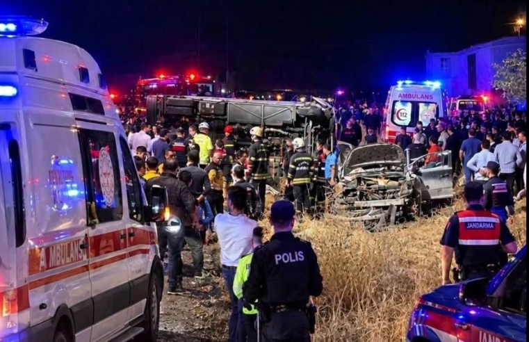 Servis midibüsü ve otomobil çarpıştı!