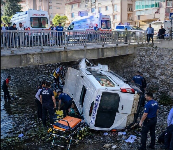 Diyaliz hastalarını taşıyordu! Çok sayıda yaralı var